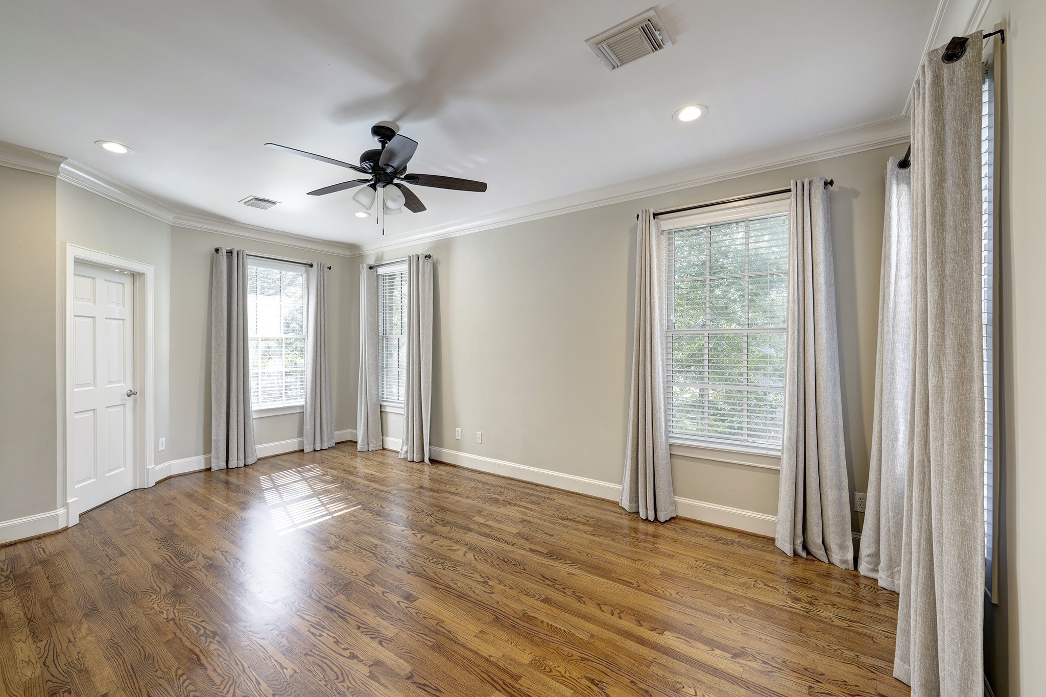 2740 Wroxton Road West University Place, TX 77005 - Photo 17 of 28 Primary Bedroom
