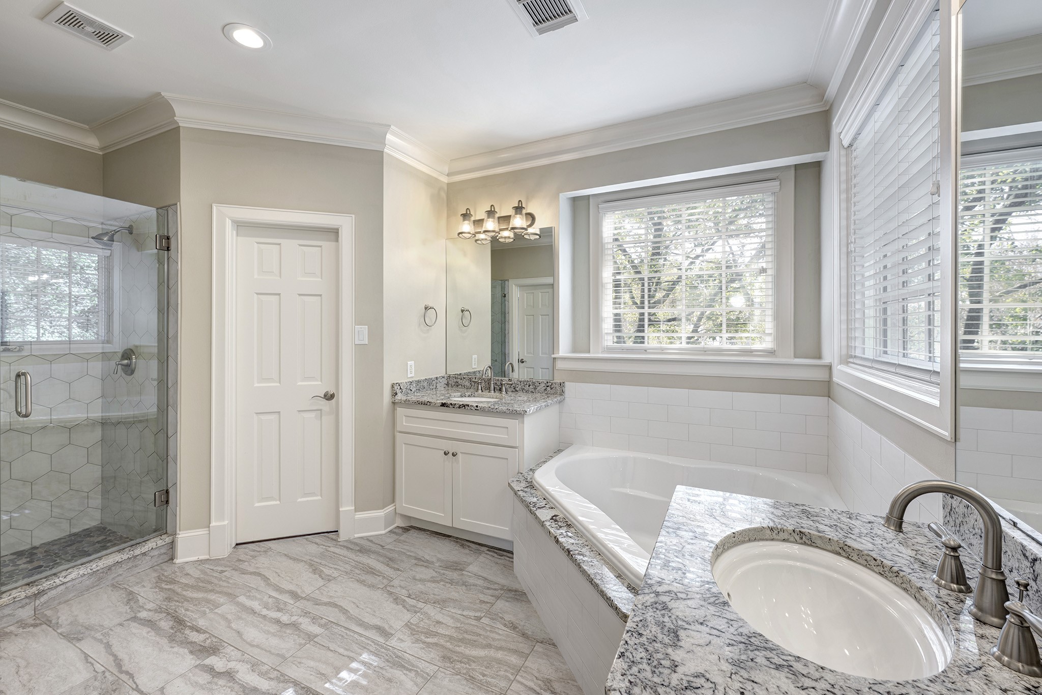 2740 Wroxton Road West University Place, TX 77005 - Photo 19 of 28 Primary Bathroom