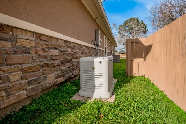 a view of a pathway with a white house
