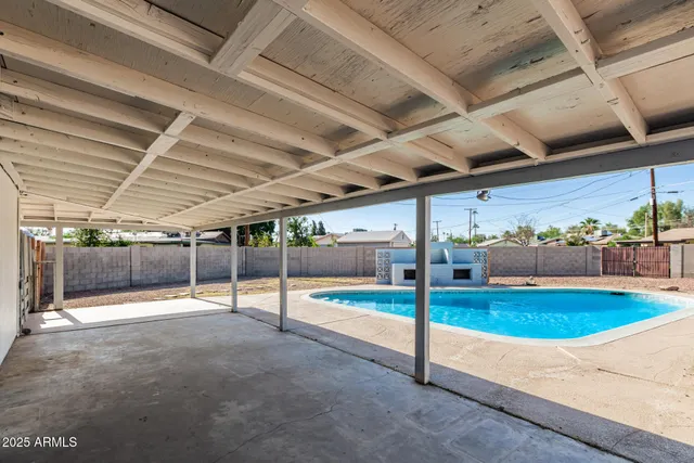 a view of a backyard