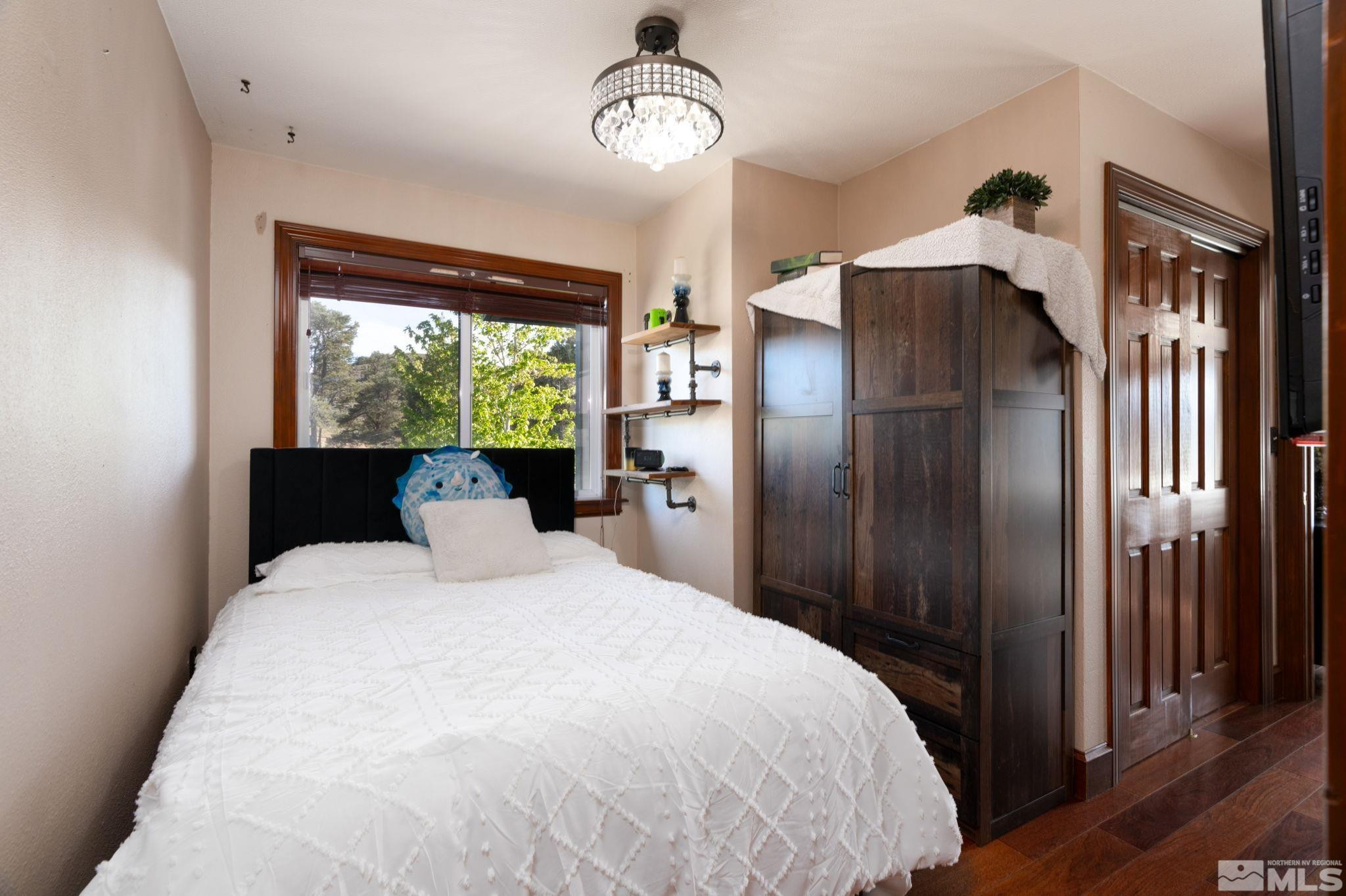 15350 Yankee Blade Road Reno, NV 89521 - Photo 14 of 27 a large bed in a bedroom next to a window