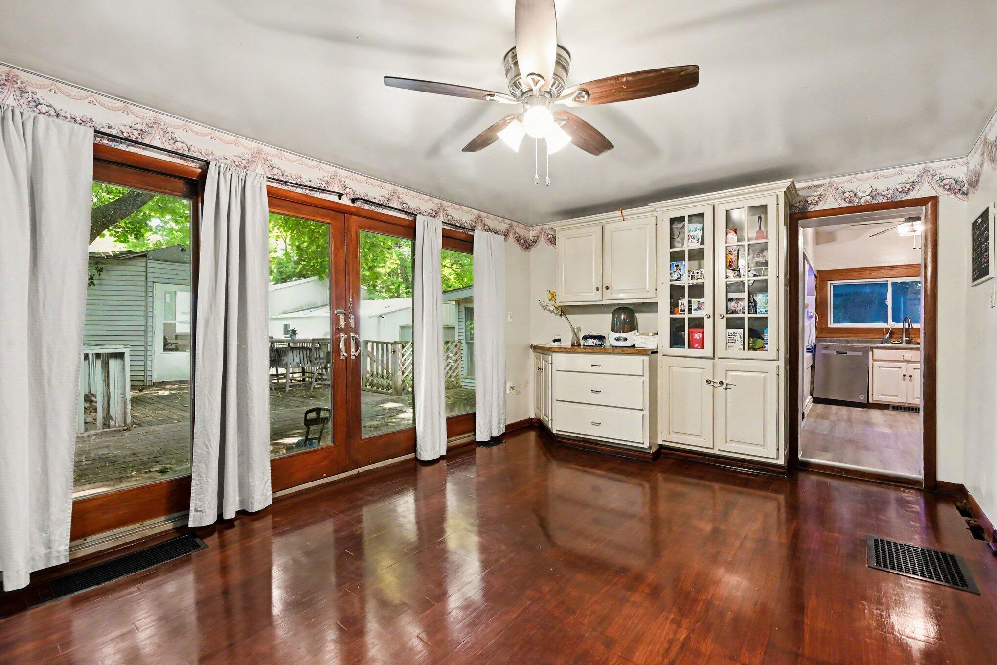 402 West Broadway Street Three Rivers, MI 49093 - Photo 6 of 27 006_file_3532