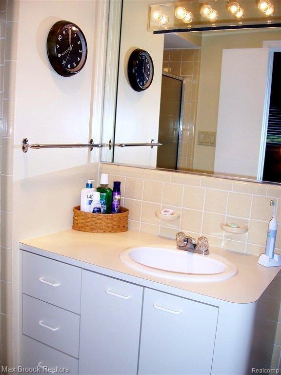 4645 Pickering Road Bloomfield Hills, MI 48301 - Photo 15 of 23 Master Bath.JPG