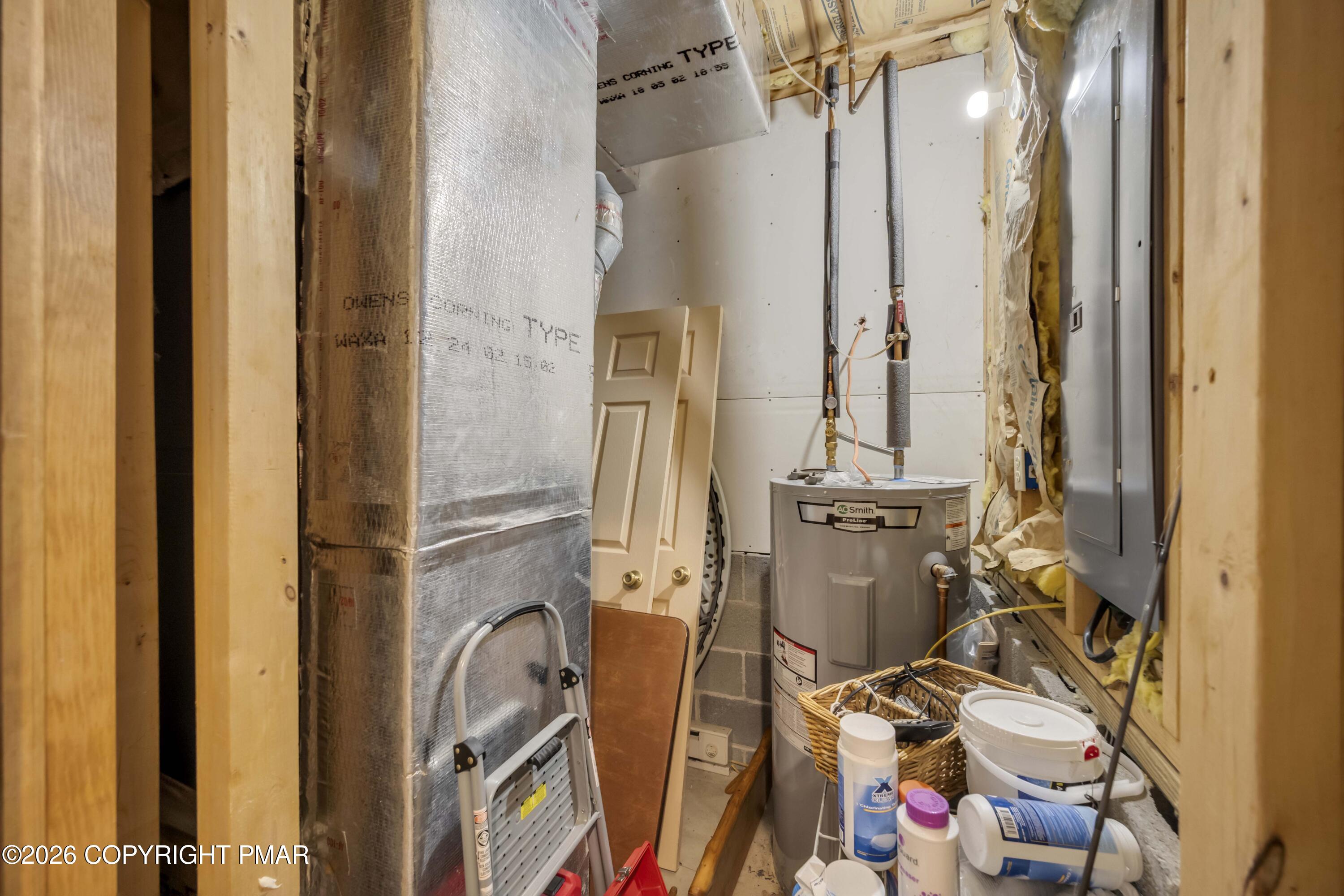 188 Upper Deer Valley Road Tannersville, PA 18372 - Photo 42 of 49 a bathroom with a sink and mirror with bathtub