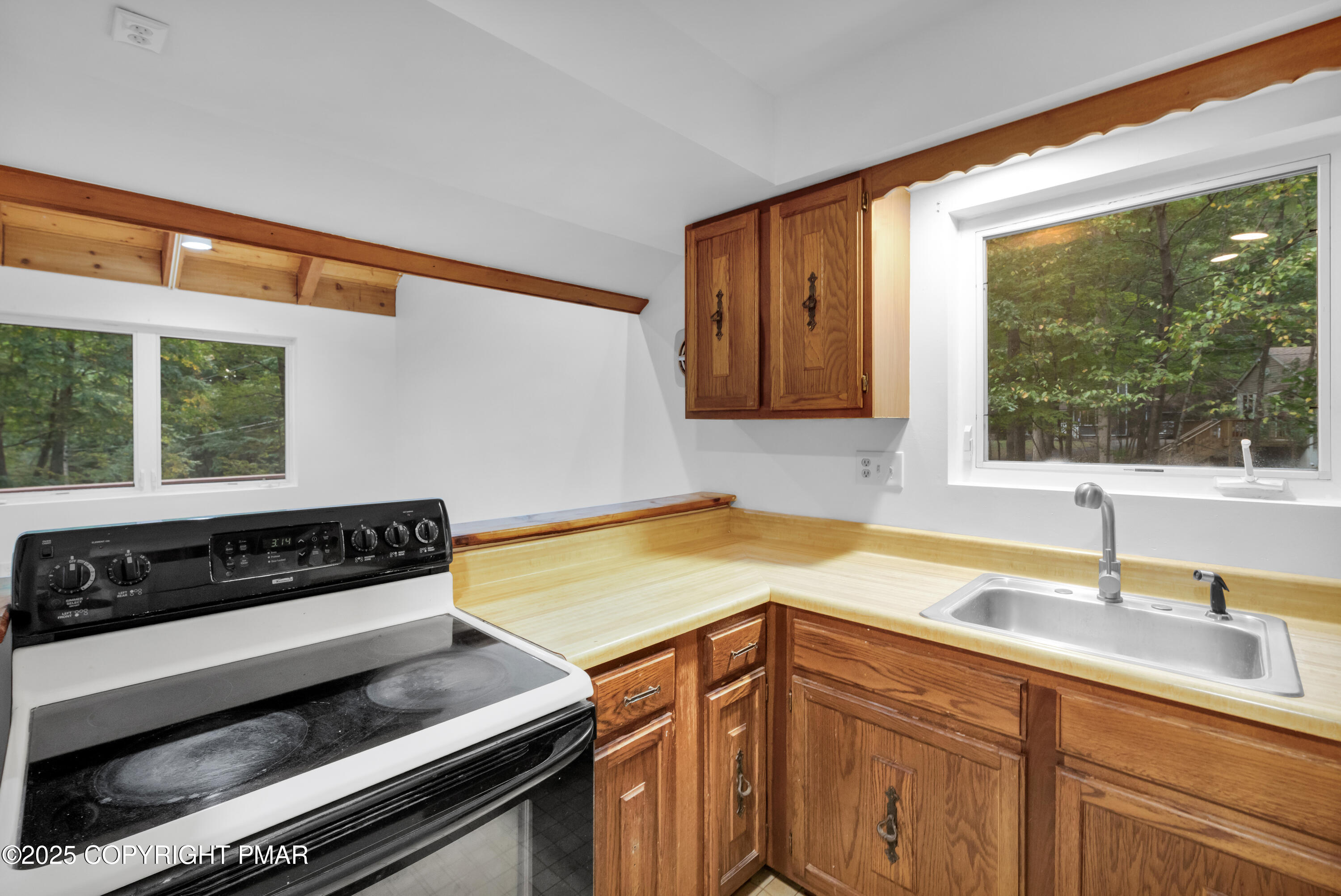 326 Otter Court Bushkill, PA 18324 - Photo 16 of 47 a kitchen that has a sink and a stove