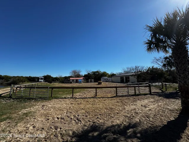 a view of a bench in the middle of a yard