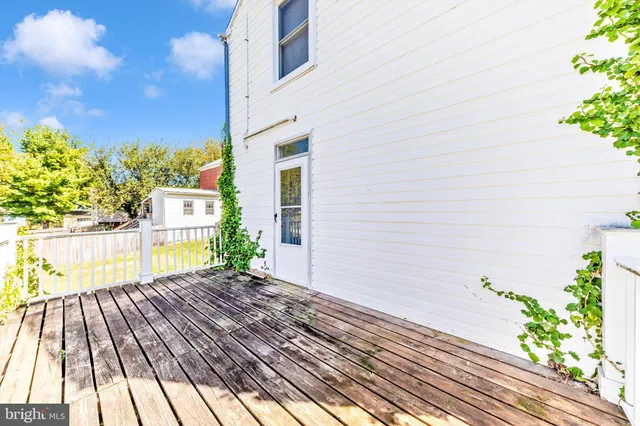 a view of an house with backyard space and garden