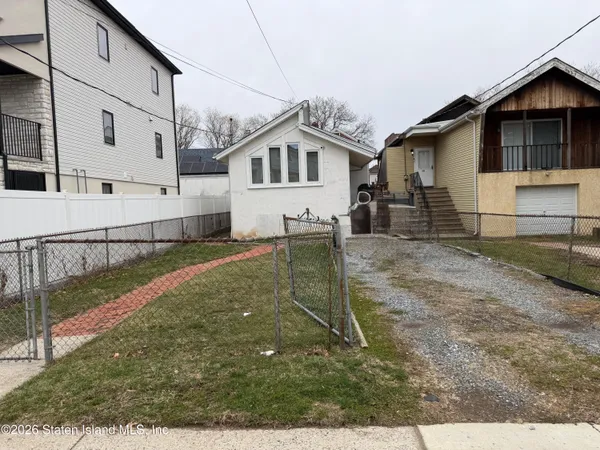a view of a house with backyard