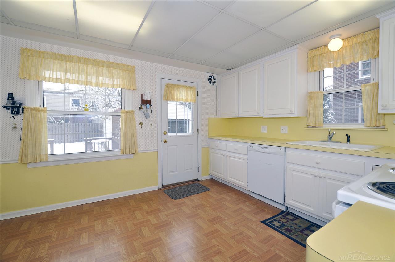 1565 Fairholme Road Grosse Pointe Woods, MI 48236 - Photo 10 of 25