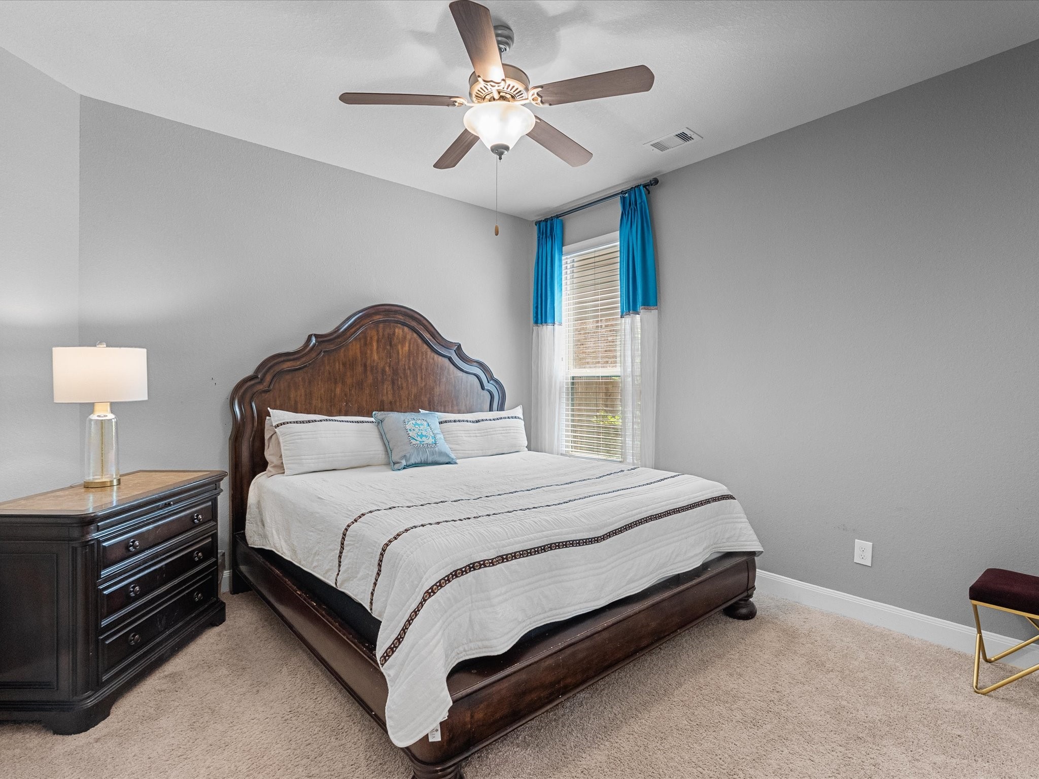 5323 Savannah Bend Lane Rosharon, TX 77583 - Photo 28 of 46 a bedroom with a bed and a chandelier
