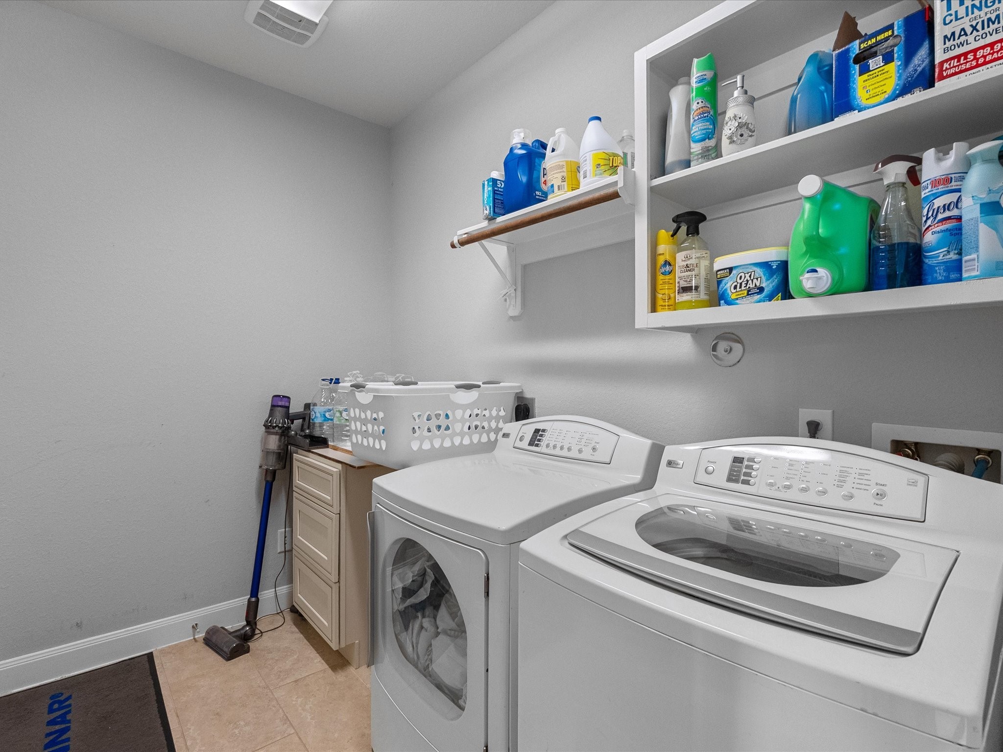 5323 Savannah Bend Lane Rosharon, TX 77583 - Photo 38 of 46 a utility room with dryer and washer