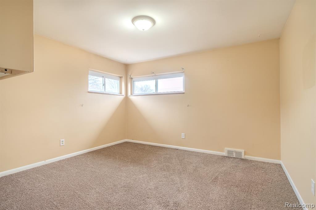 21135 Virginia Avenue Eastpointe, MI 48021 - Photo 20 of 33
