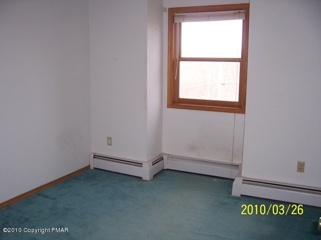 28 Cherry Ridge Road Layton, NJ 07851 - Photo 6 of 11 an empty room with a window