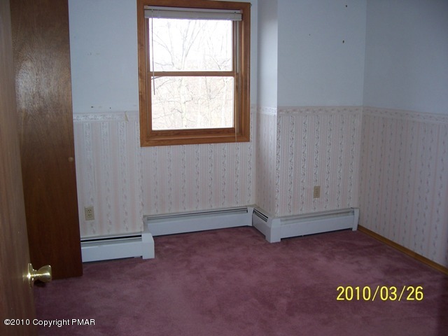 28 Cherry Ridge Road Layton, NJ 07851 - Photo 7 of 11 an empty room with a window