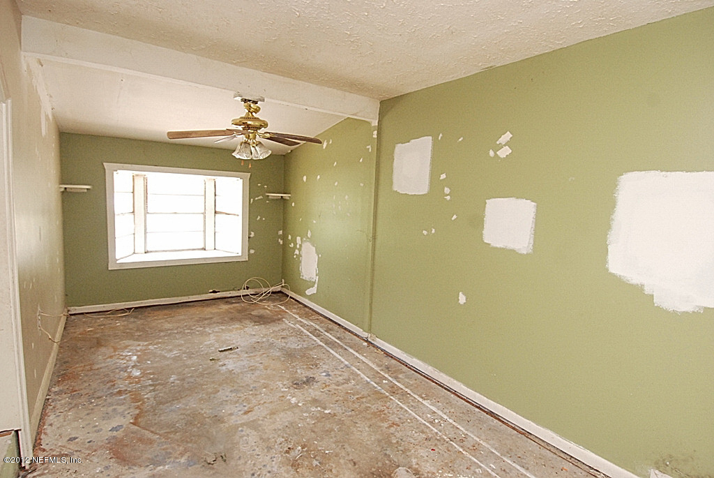 7041 Old Middleburg Road South Jacksonville, FL 32222 - Photo 2 of 9 LIVING ROOM
