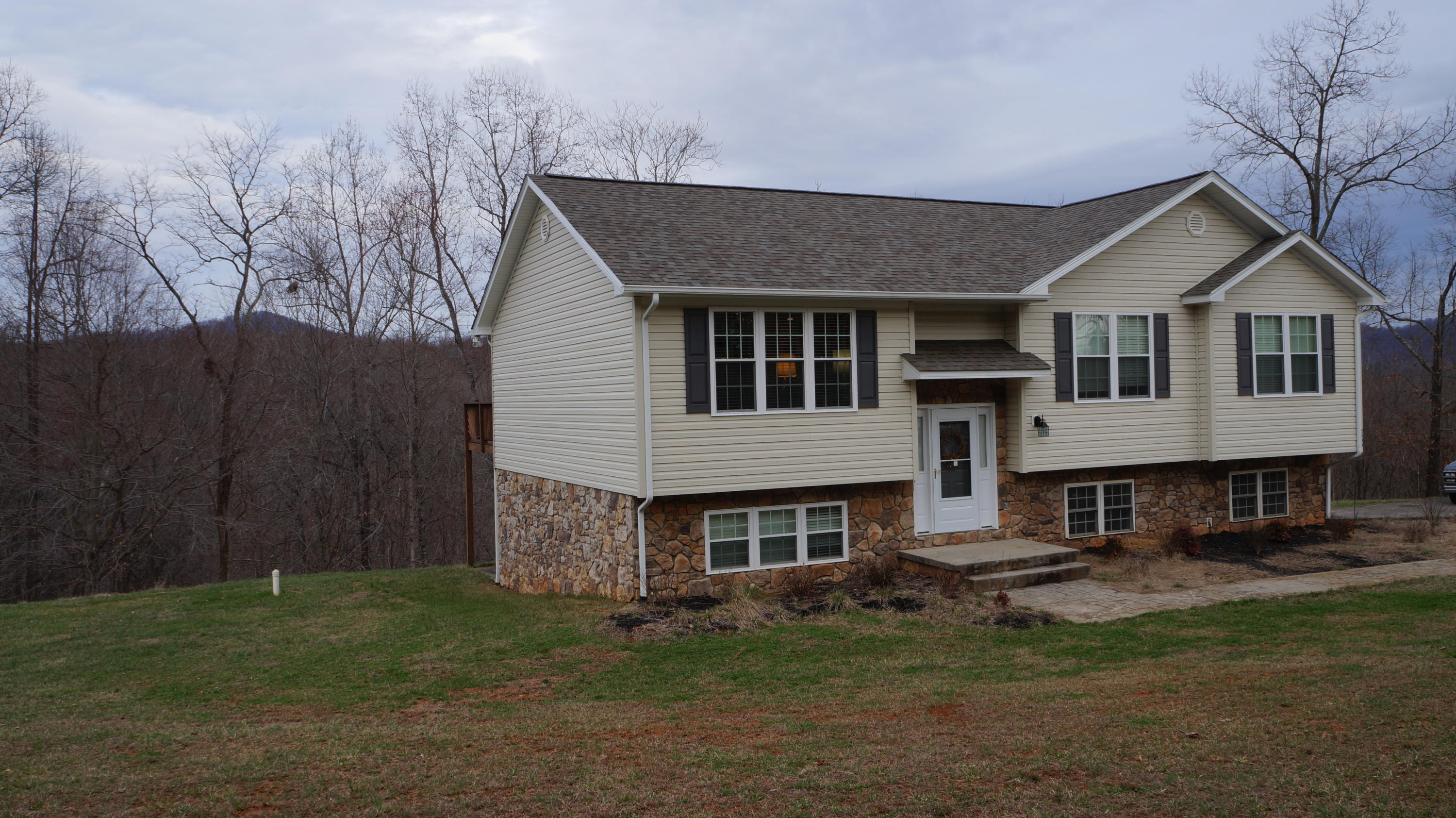 2800 Nemmo Road Vinton, VA 24179 - Photo 3 of 11 a front view of a house with a garden