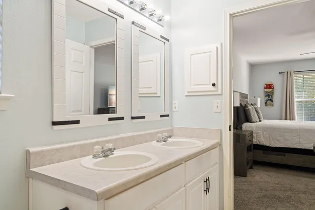 a en suite bathroom with 2 sink and a mirror