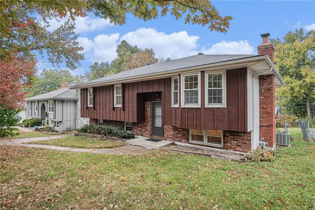 $280,000 | 7000 Northwest Belvidere Parkway, Kansas City, MO 64152