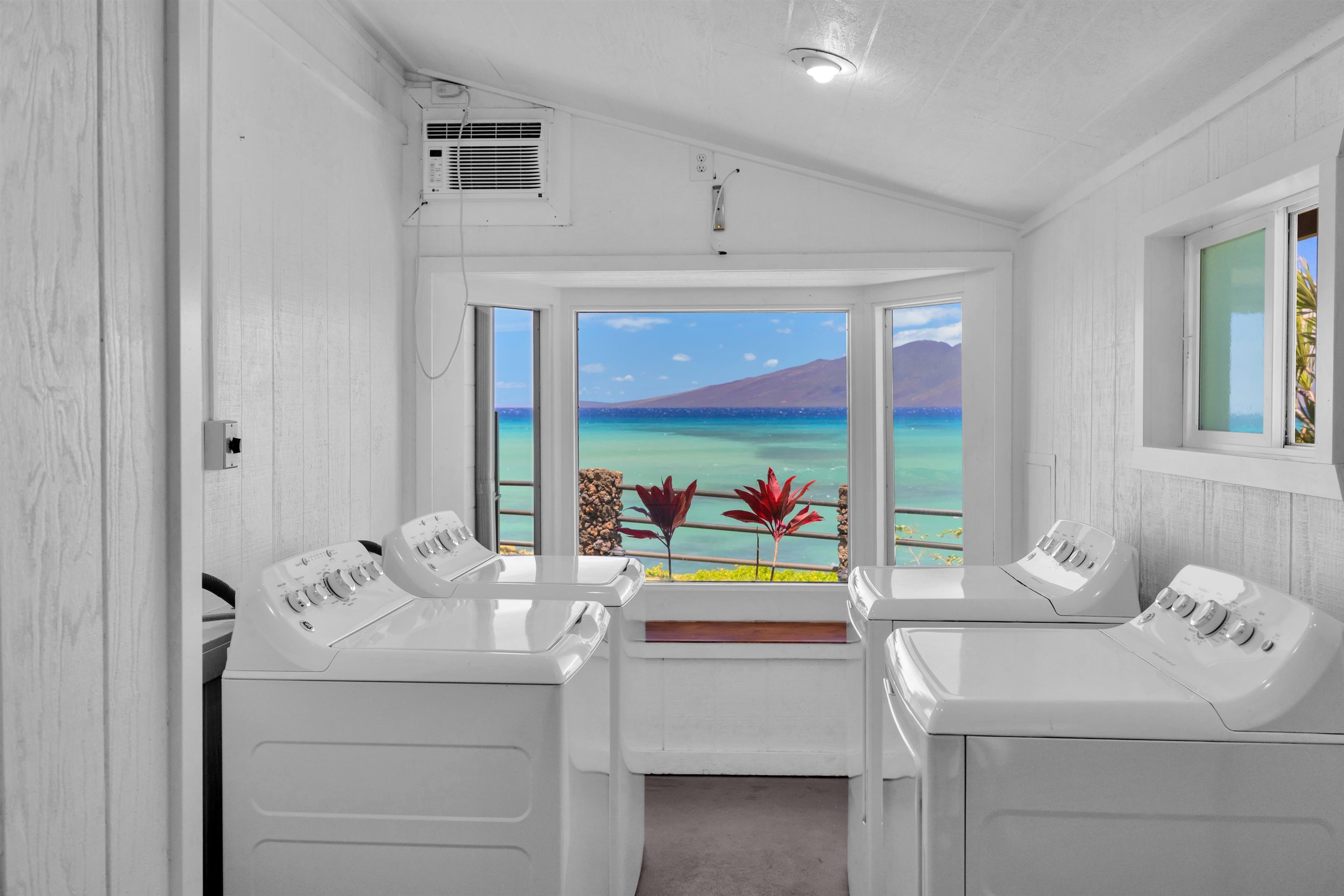 4095 Lower Honoapiilani Road, Unit 114B Lahaina, HI 96761 - Photo 16 of 18 a bathroom with a sink and a window