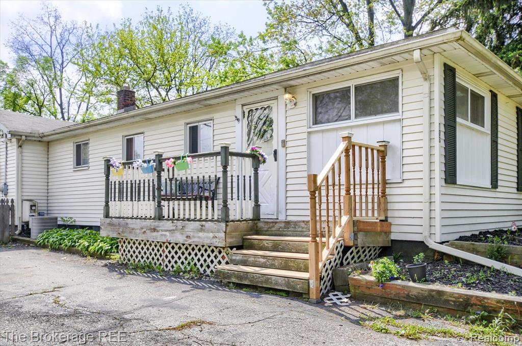 703 Cedarlawn Road Waterford, MI 48328 - Photo 2 of 27 Gallery Image 2