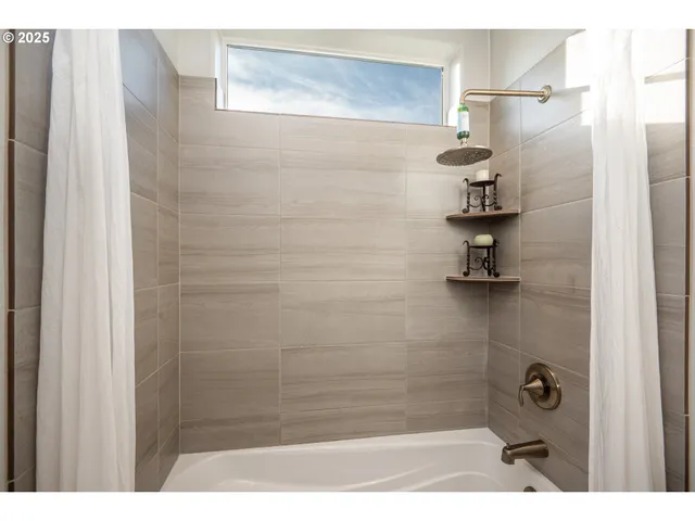 $572,000 | 3761 Nandina Drive, Florence, OR 97439