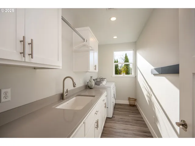 $572,000 | 3761 Nandina Drive, Florence, OR 97439