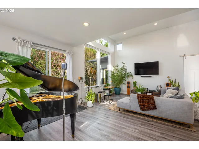 $572,000 | 3761 Nandina Drive, Florence, OR 97439