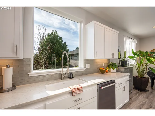 $572,000 | 3761 Nandina Drive, Florence, OR 97439