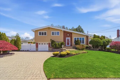 $899,000 | 241 West 18th Street, Deer Park, NY 11729