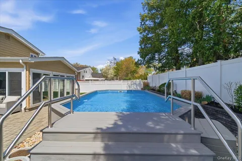 $899,000 | 241 West 18th Street, Deer Park, NY 11729