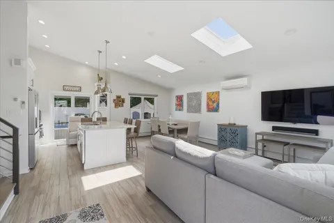 $899,000 | 241 West 18th Street, Deer Park, NY 11729