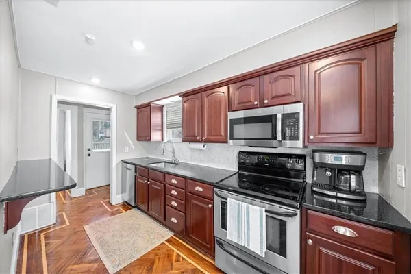 $389,000 | 7 West Winthrope Road, Kansas City, MO 64113