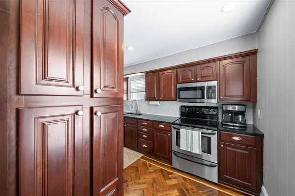 $389,000 | 7 West Winthrope Road, Kansas City, MO 64113