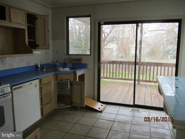 3116 Cedarhurst Road Baltimore, MD 21214 - Photo 3 of 10 Kitchen
