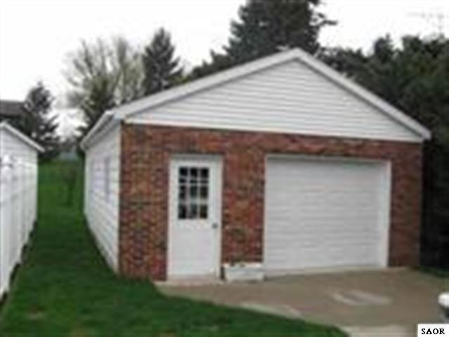 1123 Riverside Drive Owosso, MI 48867 - Photo 7 of 7 47044-6.JPG