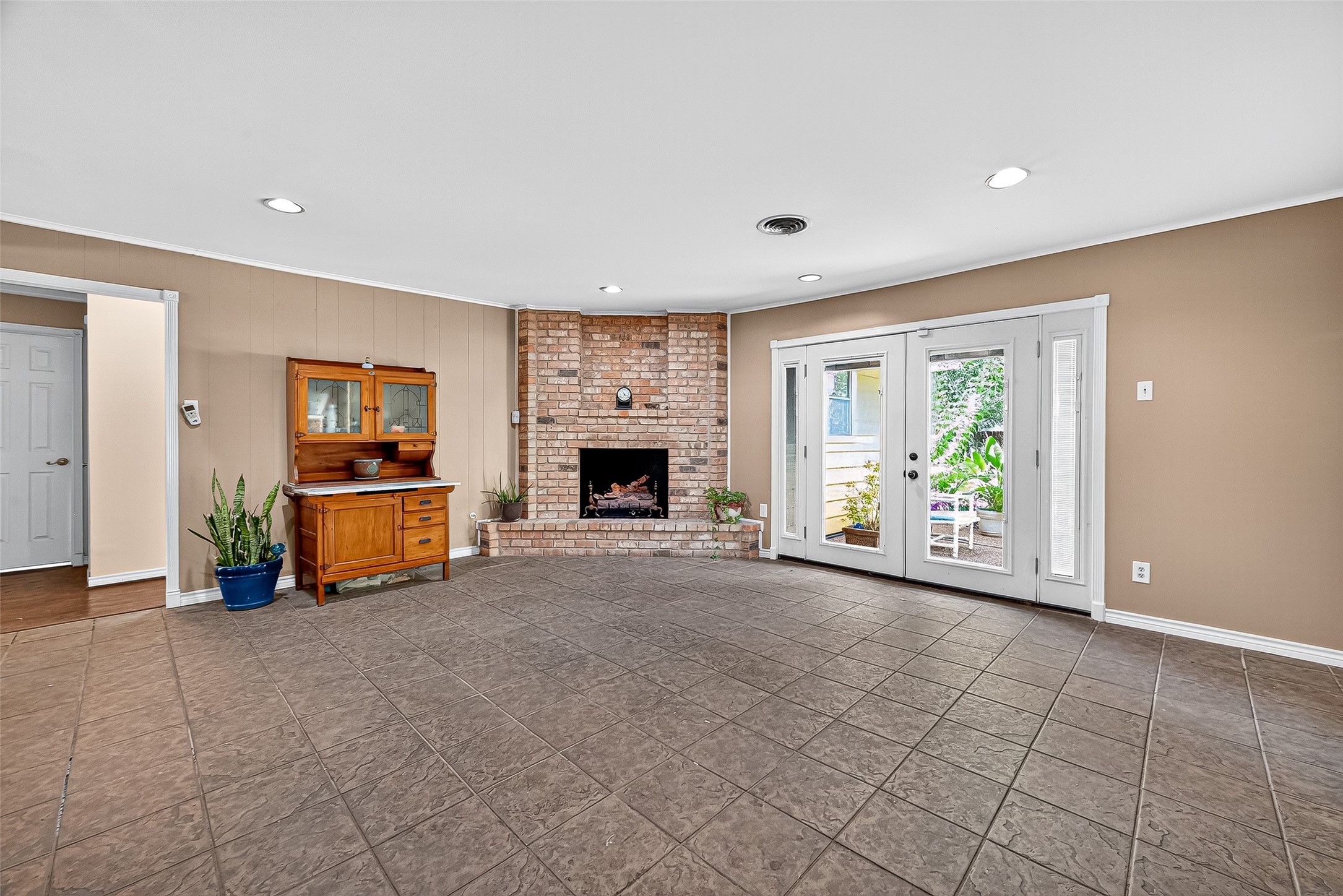 10302 Ivyridge Road Houston, TX 77043 - Photo 15 of 47 an empty room with furniture and a fireplace