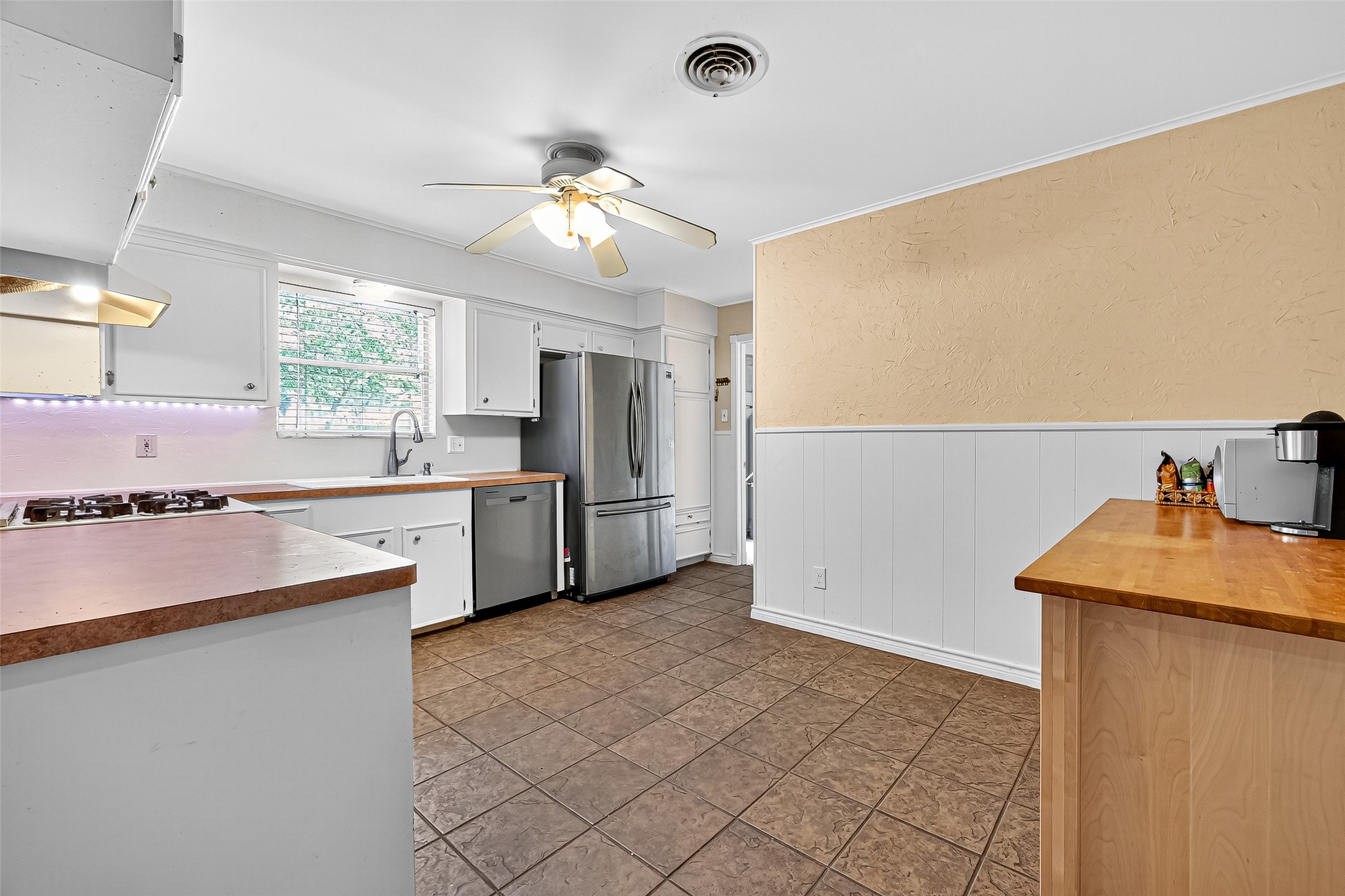 10302 Ivyridge Road Houston, TX 77043 - Photo 19 of 47 a kitchen with stainless steel appliances a sink stove and refrigerator