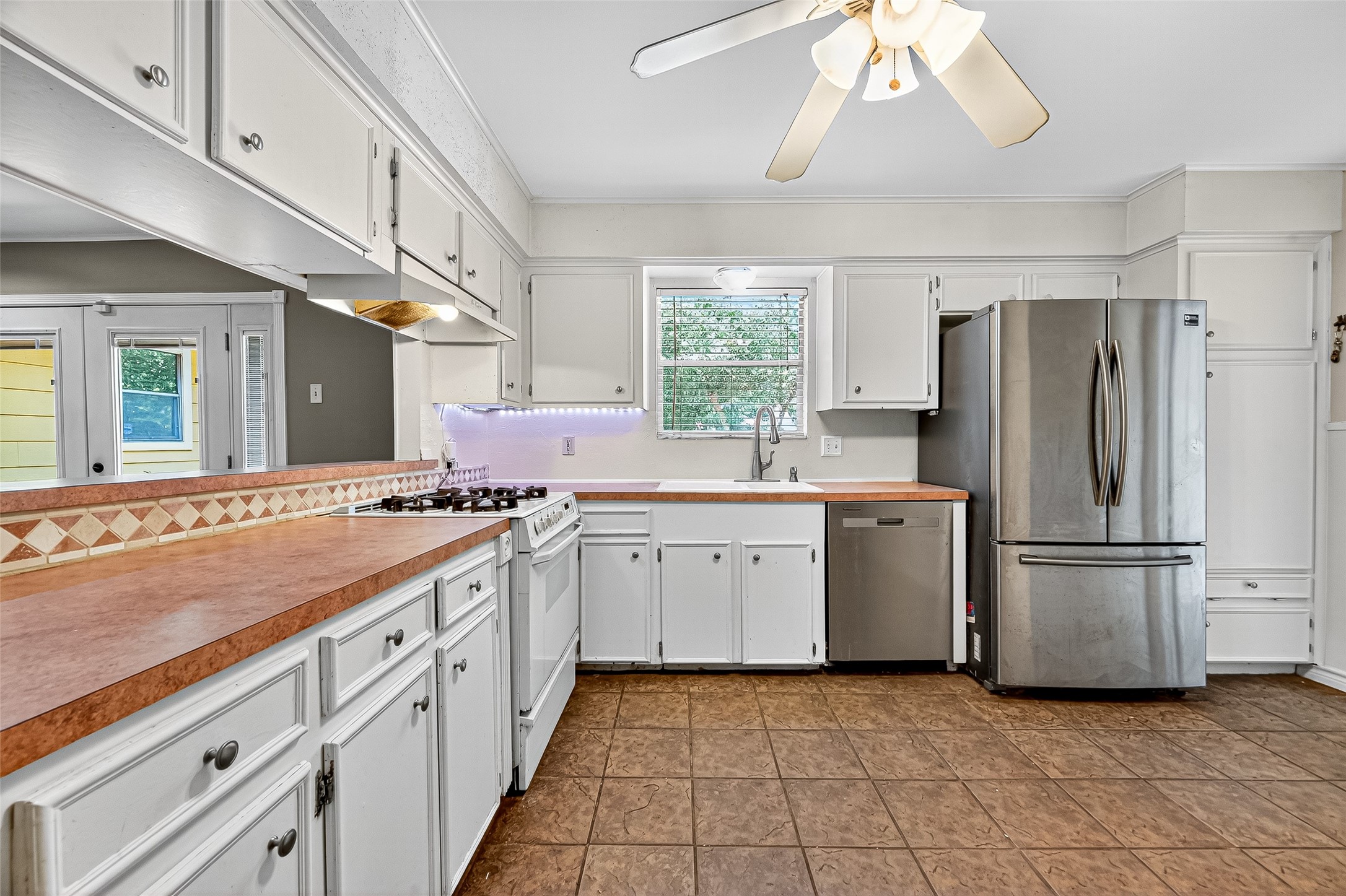 10302 Ivyridge Road Houston, TX 77043 - Photo 20 of 47 a kitchen with a sink stove and refrigerator