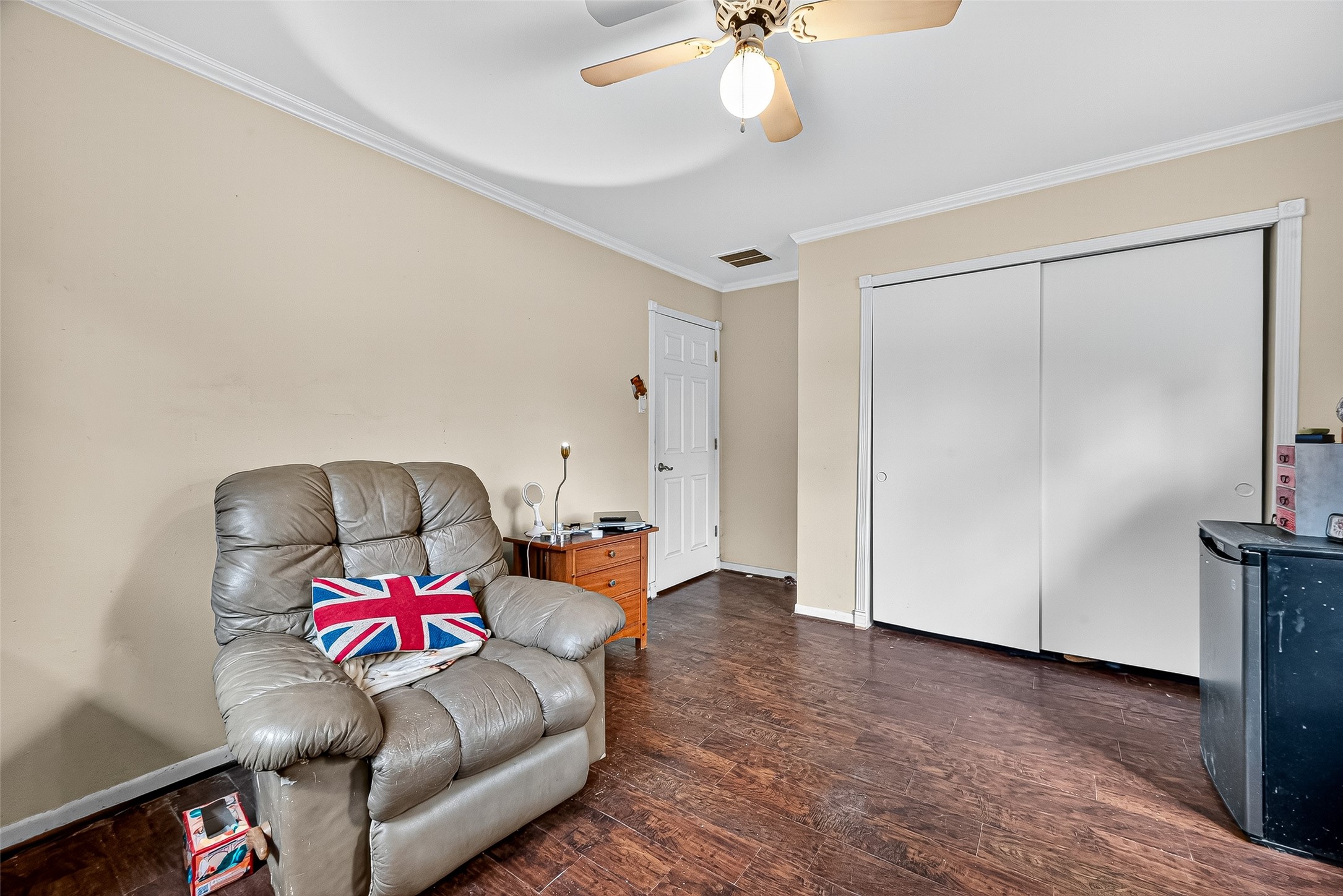 10302 Ivyridge Road Houston, TX 77043 - Photo 28 of 47 a living room with furniture