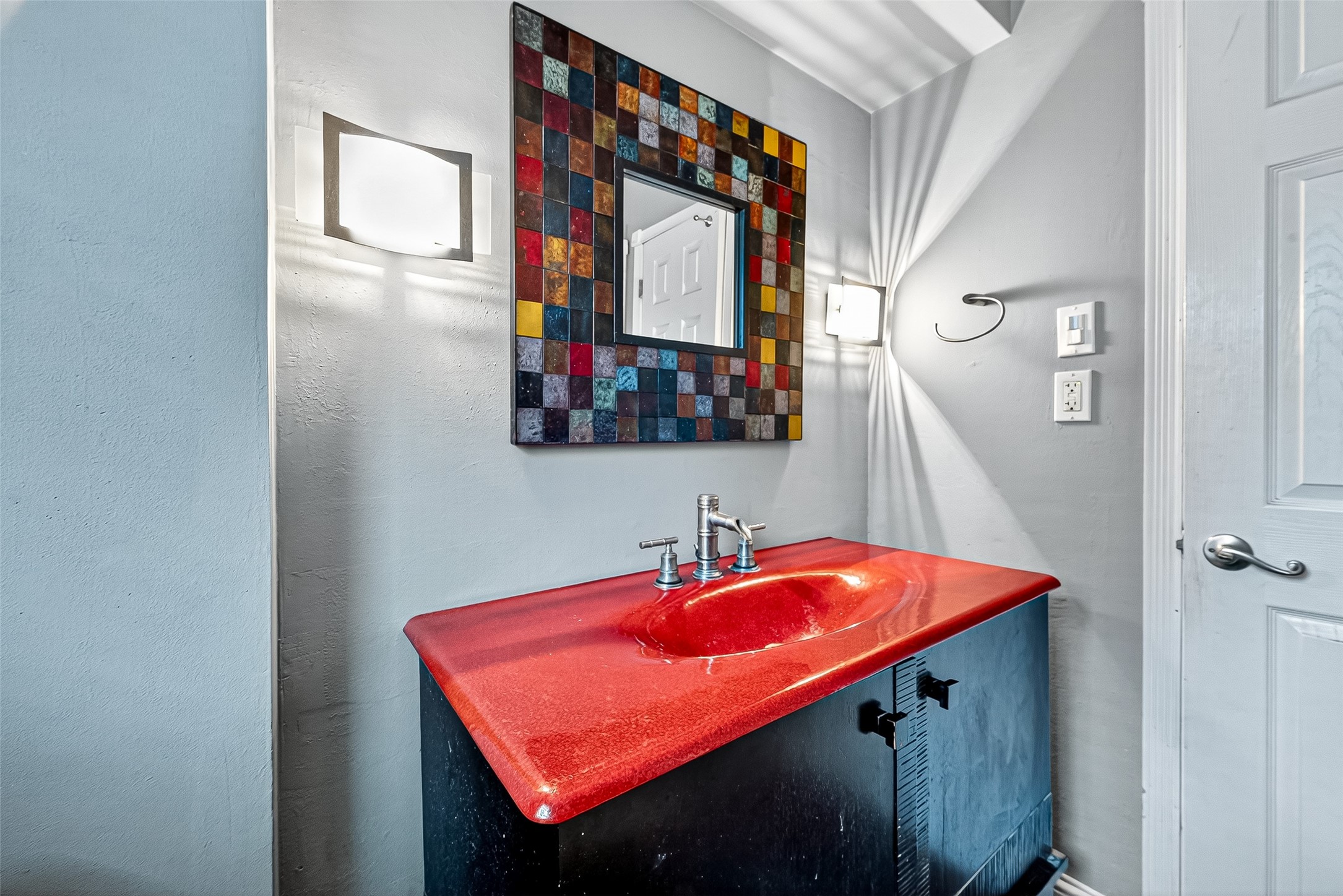 10302 Ivyridge Road Houston, TX 77043 - Photo 31 of 47 a bathroom with a sink a mirror and a vanity