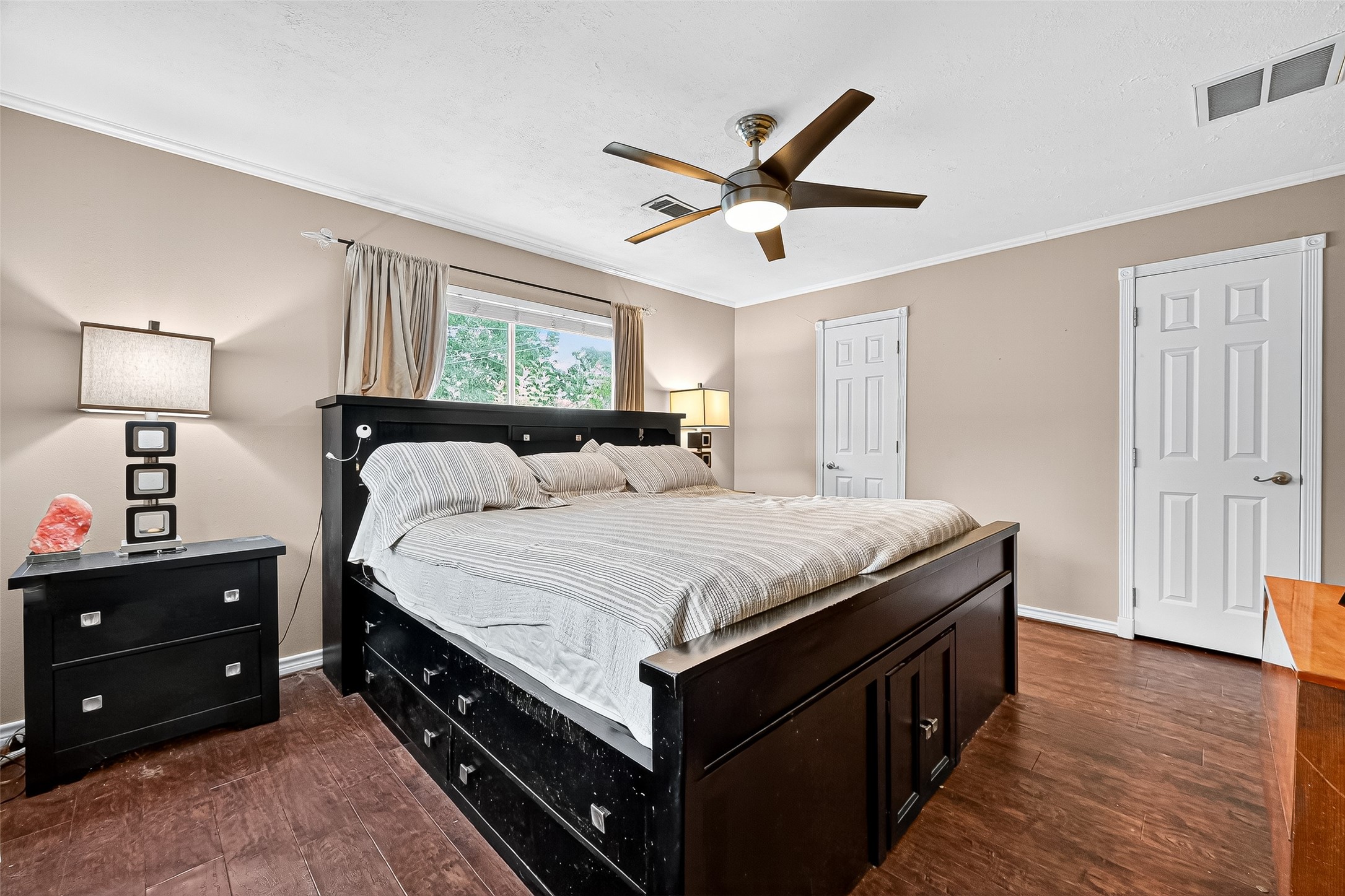 10302 Ivyridge Road Houston, TX 77043 - Photo 37 of 47 a bedroom with a bed and a chandelier