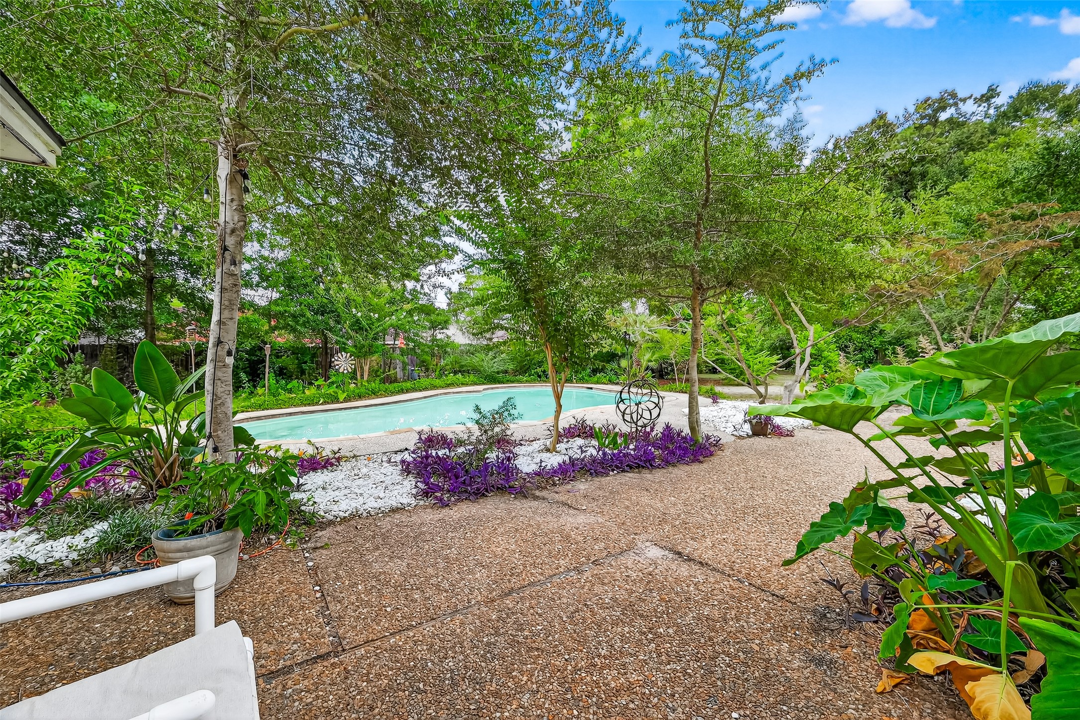 10302 Ivyridge Road Houston, TX 77043 - Photo 40 of 47 a view of an outdoor space