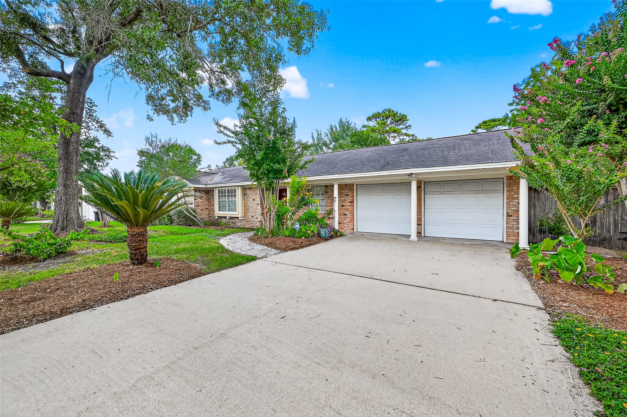 10302 Ivyridge Road Houston, TX 77043 - Photo 4 of 47 front view of a house with a yard and an trees