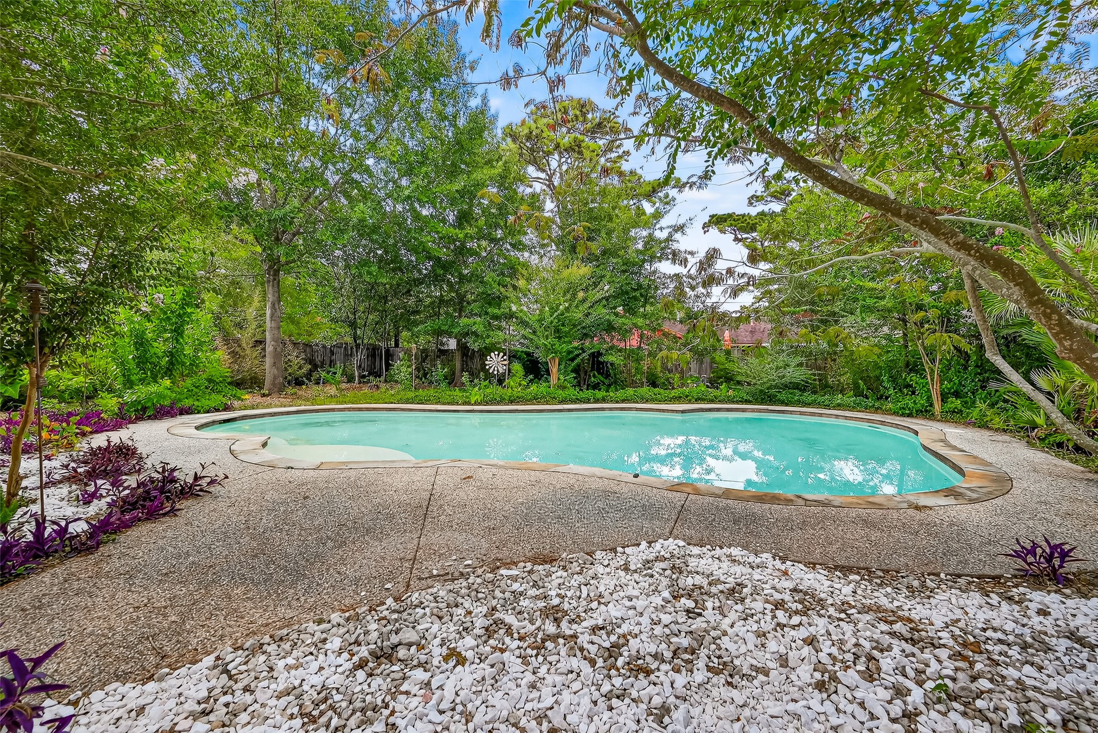 10302 Ivyridge Road Houston, TX 77043 - Photo 41 of 47 a view of a tennis ground with large trees