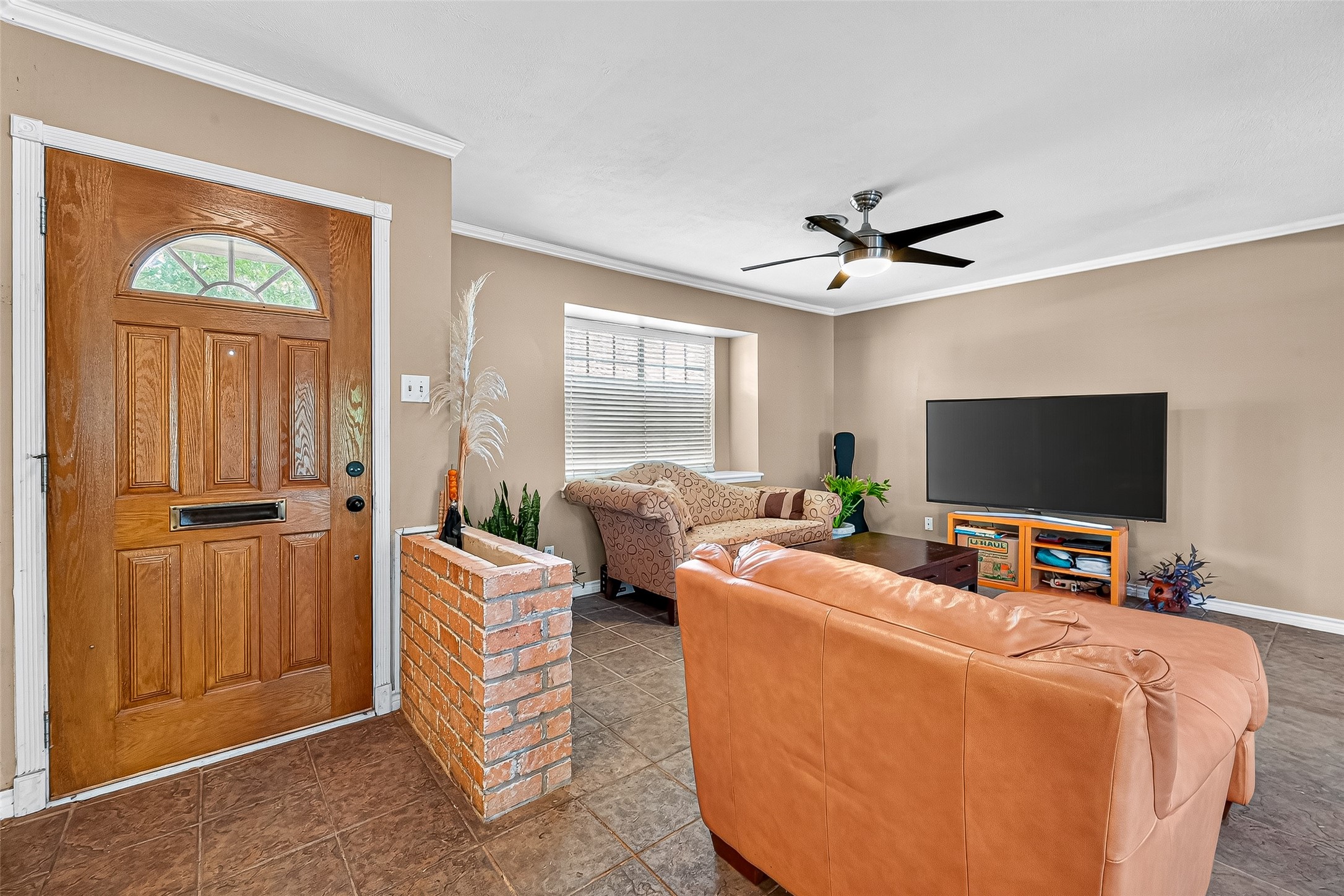 10302 Ivyridge Road Houston, TX 77043 - Photo 8 of 47 a living room with furniture and a flat screen tv