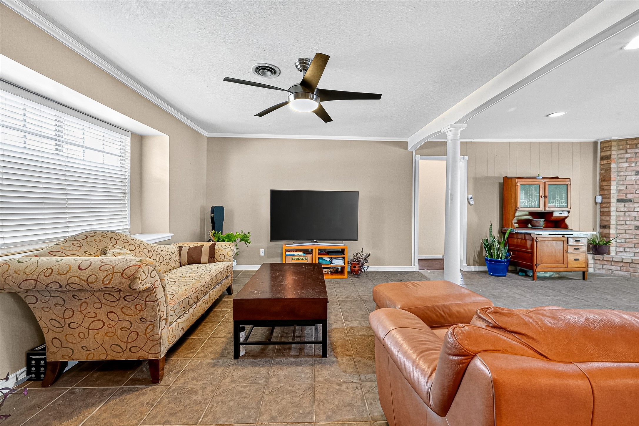 10302 Ivyridge Road Houston, TX 77043 - Photo 9 of 47 a living room with furniture and a flat screen tv