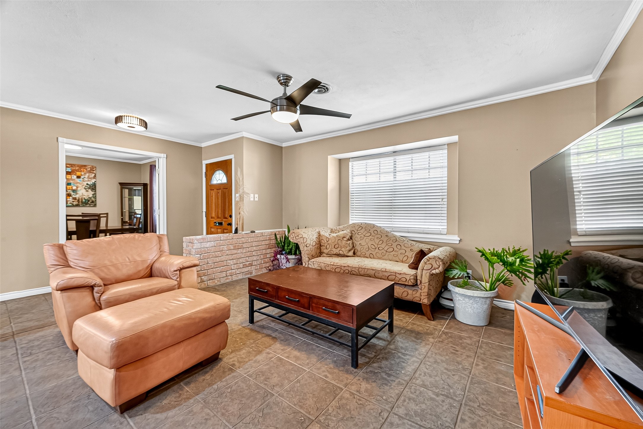 10302 Ivyridge Road Houston, TX 77043 - Photo 10 of 47 a living room with furniture and a large window