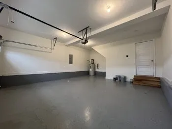 a view of a livingroom with furniture