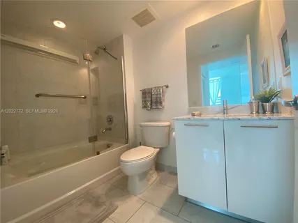 $718,000 | 950 Brickell Bay Drive, Unit 2206, Miami, FL 33131