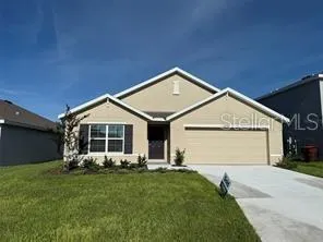 a view of a house with backyard